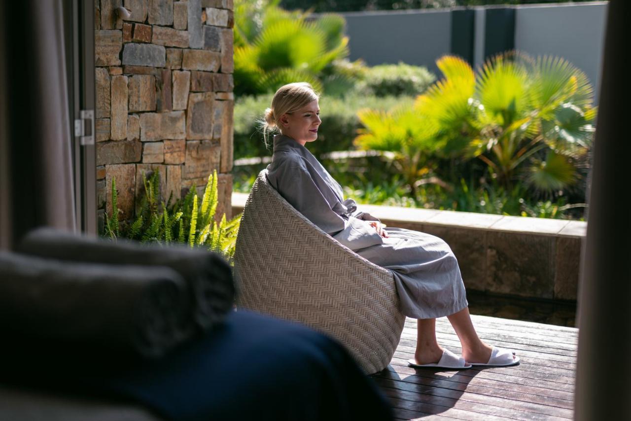 Seven Villa Hotel&Spa Johannesburg Exteriér fotografie A woman wearing a bathrobe