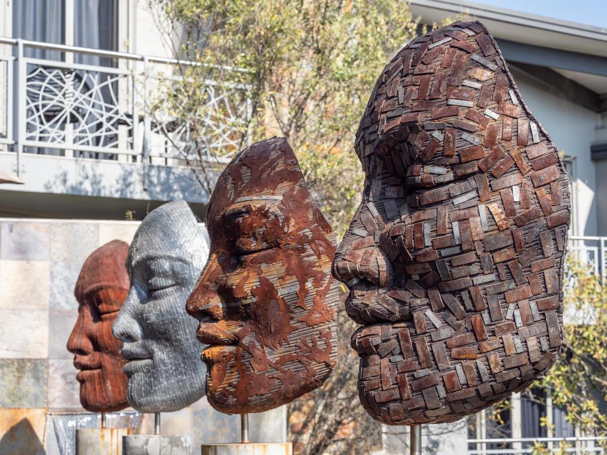 Seven Villa Hotel&Spa Johannesburg Exteriér fotografie Sculpture in the town of San Juan de Aznalfarache