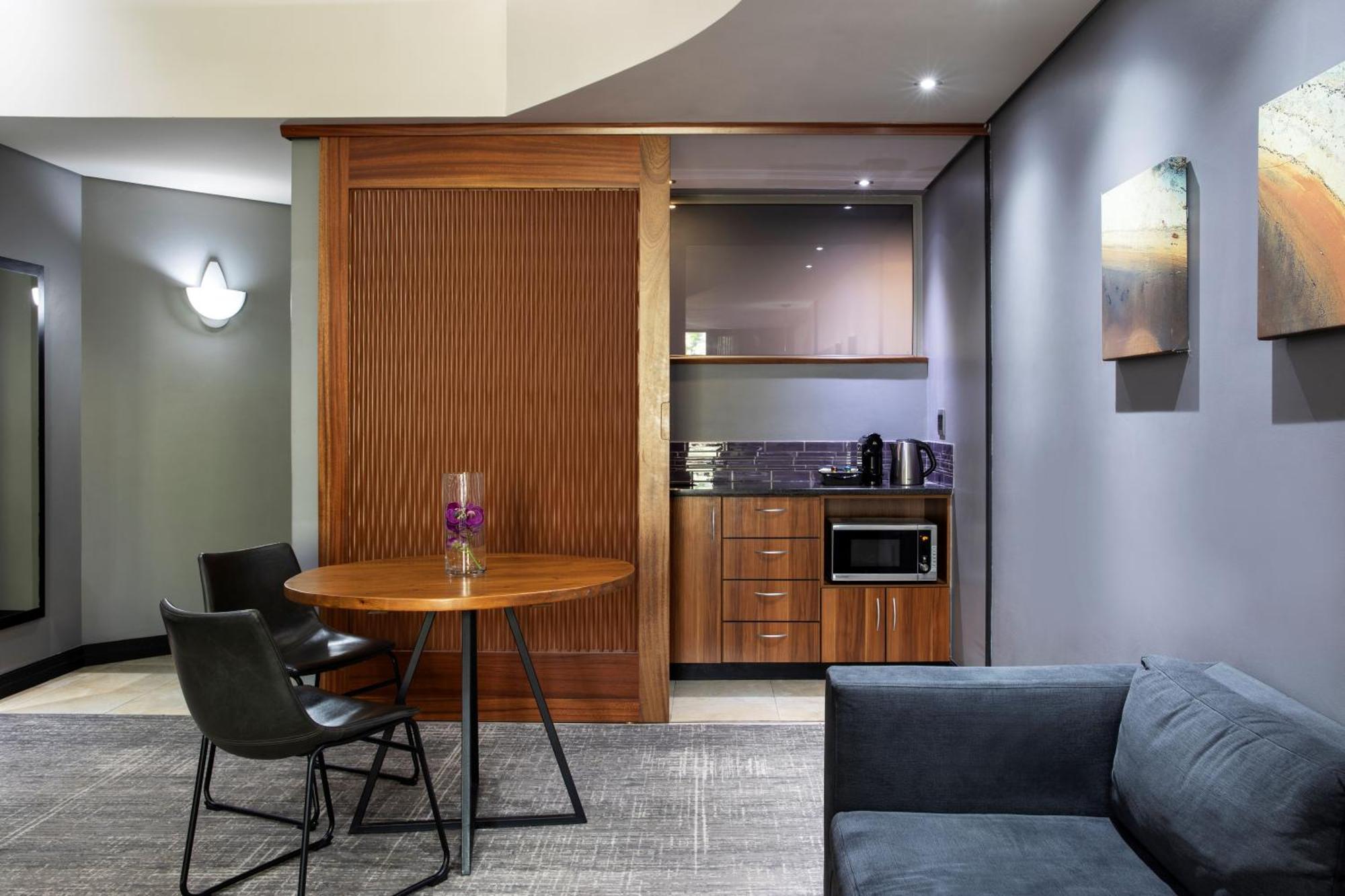 Seven Villa Hotel&Spa Johannesburg Exteriér fotografie A suite at the Hilton London Heathrow