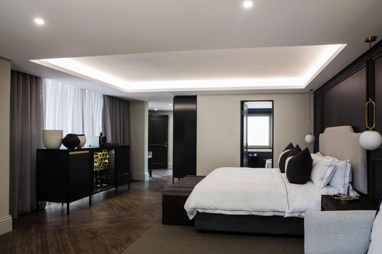 Seven Villa Hotel&Spa Johannesburg Exteriér fotografie A bedroom at The Dorchester